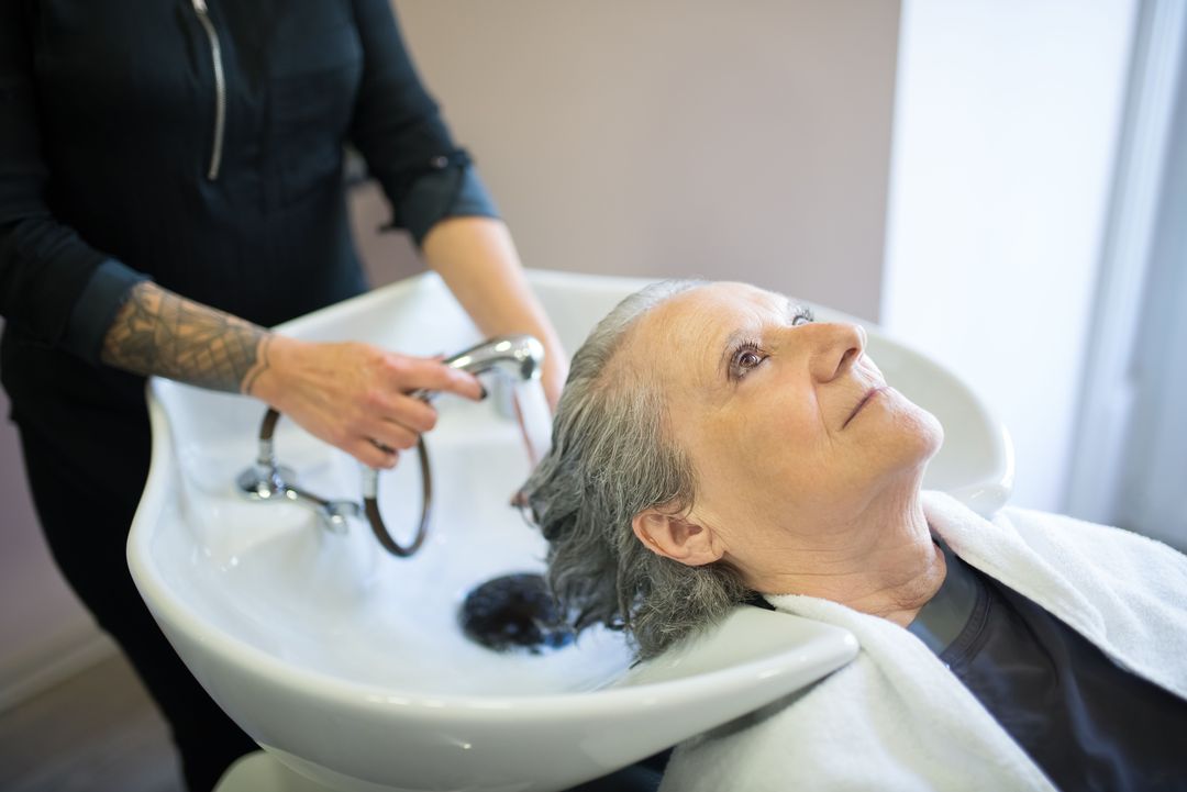 Hände waschen einer Kundin am Becken die Haare