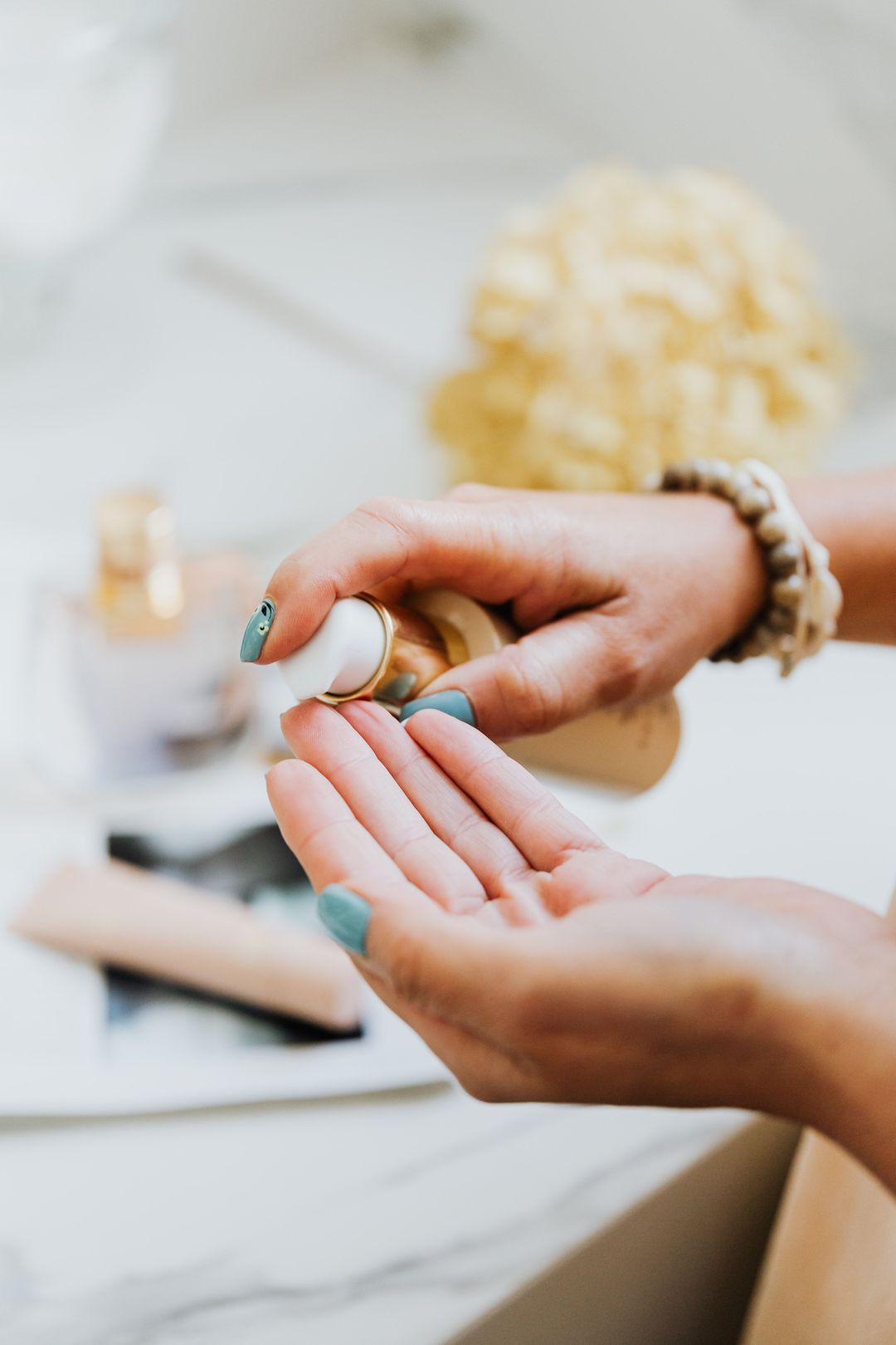 Ein Tropfen Serum wird aus einer Pipette in eine Handfläche gegeben